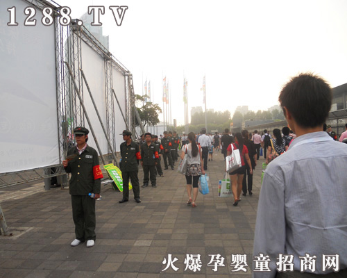 滿(mǎn)載星輝迎接每位參展商的出場(chǎng)