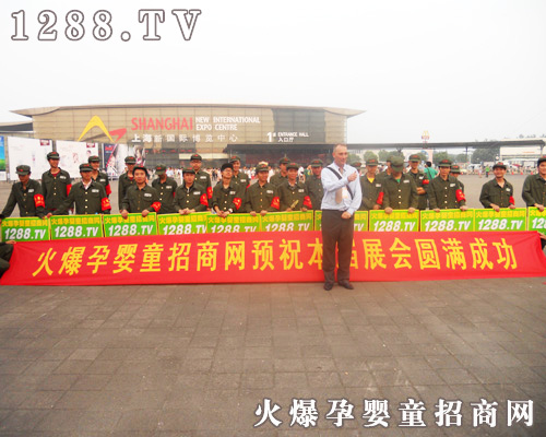 給力宣傳隊伍吸引老外合影留念