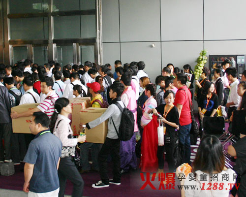 廣州國(guó)際孕嬰童用品展專(zhuān)業(yè)觀眾日-展館前人潮涌動(dòng)