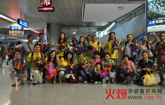 智冠寶貝園優(yōu)秀經(jīng)銷(xiāo)商機場(chǎng)合影