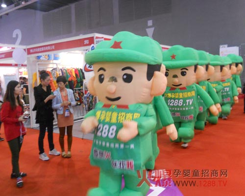 嬰童展上揚團隊精神 展青春風(fēng)采