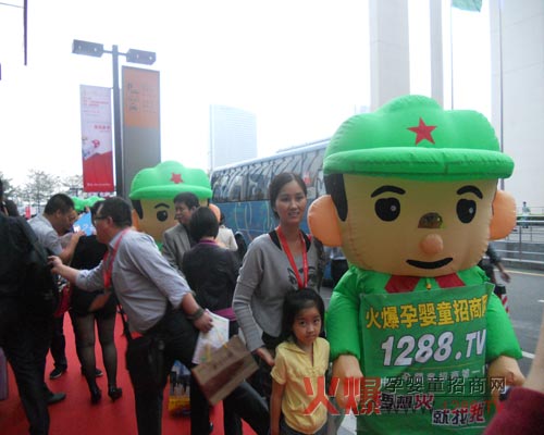 在展會(huì )上不斷攀登的火爆戰士