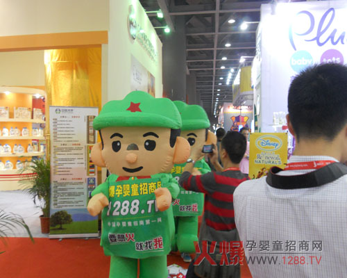 火爆人成為廣州孕嬰童展會(huì )的焦點(diǎn)