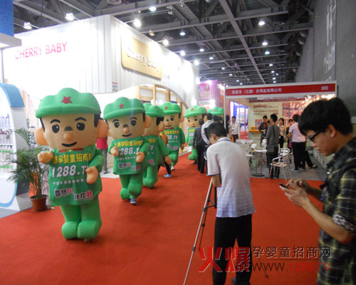 2012京正孕嬰童展會(huì )上火爆人堅強有力的步伐