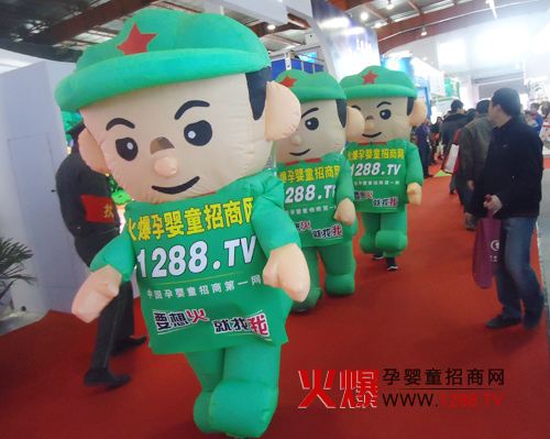 展會(huì)上可愛(ài)卡通氣模贏得眾多參展商的關(guān)注