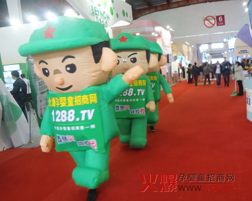 整齊的步伐透出火爆網(wǎng)堅(jiān)定的信念