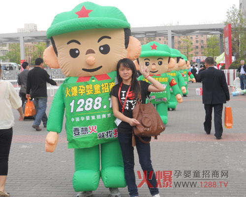 火爆孕嬰童招商網(wǎng)宣傳隊(duì)伍閃耀全場(chǎng)