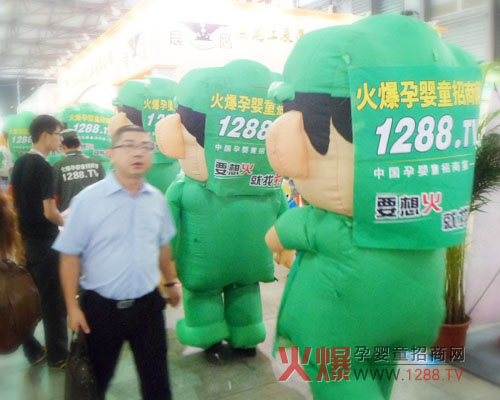 火爆宣傳隊伍不畏風(fēng)雨酷暑 堅守崗位