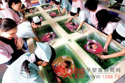 婴幼儿游泳馆加盟的放与收-市场分析|火爆孕婴