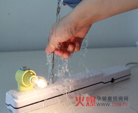 镖盾安全插座五大功能 可供儿童房间安全使用