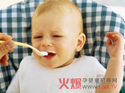 正确喂养规律进餐预防宝宝食积