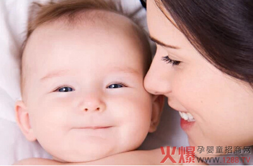 也许在很多婴幼儿产品中,我们会经常听到益生菌这个词语。但是到底什么是益生菌,宝宝该不该吃,也许是妈妈们最关切的话题,接下来将给与您详细的解答。 一。什么是益生菌: 益生菌是指对肠道微生态有益,有助改善肠道结构和功能的非致病性的微生物。有些益生菌可以起到屏障作用,防止致病菌种植,增强人体免疫系统;有些益生菌可以帮助消化,发酵原本不能消化的膳食纤维,贮存短链脂肪酸形式的能量。 真正可以被人体利用的益生菌,应该是在生产培养、运输贮存之后,被服用之前仍然有活力的细菌制剂;并且进入胃肠道后,在消化过程中不会被杀死