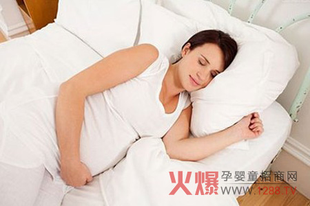 妊娠期的不同阶段,胎儿的生长发育状况不同,孕妈妈在不同阶段应该注意自己睡觉的姿势,因为孕妇睡觉的姿势对胎儿的生长发育有很重要的影响,那么怎样的睡姿对胎儿的健康无害呢?下面为你讲述。 孕妇的正确睡姿 妊娠早期(13个月),胎儿在子宫内发育仍居在母体盆腔内,外力直接压迫或自身压迫都不会很重,因此孕妇的睡眠姿势可随意,主要是采取舒适的体位,如仰卧位、侧卧位均可。