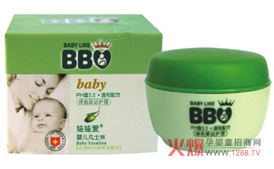 娃娃爱婴儿凡士林采用高品质天然植物原料,专为婴儿娇嫩肌肤研制,温和护理配方,萃取天然成分,用心呵护宝宝娇嫩肌肤,是您值得信赖的婴儿健康护理用品。 娃娃爱婴儿凡士林采用医药级凡士林精制而成,减少出现干燥发红的皴裂等问题,深层舒缓,滋养肌肤,无添加色素、香料,性质加倍温和特别适合于婴儿幼嫩敏感的皮肤护理。 娃娃爱系列产品萃取天然植物精华,融合科学的生产技术和安全洁净的生产环境,经严格的皮肤测试精制而成,为全球50多个国家和地区的无数个宝宝家庭提供天然安全健康的优质产品和全面的育儿指导。 瑞士娃娃爱(中国)