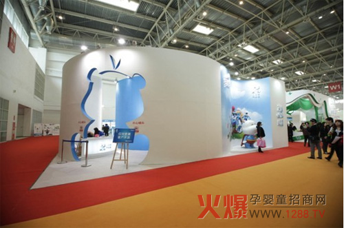 2014北京孕婴展小白熊牵手蓝精灵赢得众人追捧-孕婴童展会资讯中心