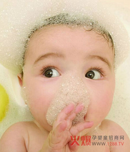如何给1岁宝宝洗头-婴幼百科-火爆孕婴童招商