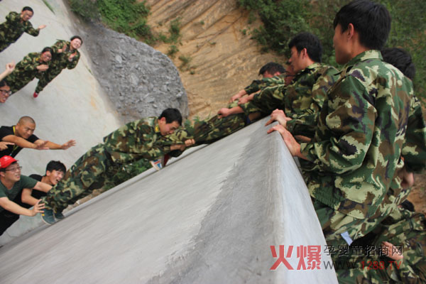 2014火爆网野外拓展训练-华业墙凝聚力量