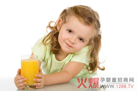 夏季儿童过量饮果汁伤害多-母婴健康|火爆孕婴