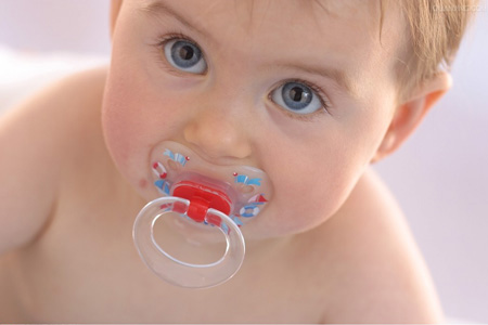 安抚奶嘴对宝宝成长的利与弊-婴幼百科-火爆孕