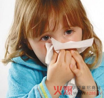 婴儿感冒图片大全可爱_皮皮网 进入秋季,天气变了越来越凉爽,对于宝宝来说可能会更舒适一些,但是秋季早晚温差较大,是宝宝感冒发烧的高发期,因此妈妈们在这个时期要对宝宝进行特殊的护理,一些预防宝宝感冒的方法妈妈们要知道哦,让宝宝秋季远离感冒发烧烦恼。 1、宝宝早晚外出的时候,要适当增加衣物。中午气温升高的时候,记得及时给他脱换。带宝宝出远门的时候,别忘了在你的无敌妈妈包里装1件宝宝的小外套,也许会用得上。 2、秋季气候干燥,注意加大室内湿度,可以用加湿器,但一定要定期清洁,或者在宝宝房间放一盆水也行。最适合婴儿的室内湿度是35%~50%