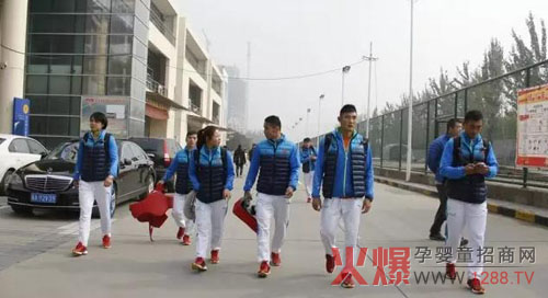 黑旋风张坤领衔国家武术散打队出征世锦赛-