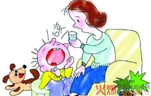孩子咳嗽,你是直接带他去医院打针输液,还是去药店买一些止咳药给他吃呢?其实,大部分孩子的咳嗽只要在家里调一调就能治好的。学习一下中医止咳的思想,对证施治,就能让孩子迅速远离咳嗽。下面14个小妙招分别针对不同原因引起的咳嗽,效果显着。妈妈们可以根据孩子的症状,给孩子选用。 1,孩子风寒咳嗽 孩子患风寒咳嗽时的表现 怕冷、咳嗽声重、咽痒。咳痰、痰多、色稀白、呈泡沫状,喉间有痰声,痰容易咳出。头痛、鼻塞、流清涕、打喷嚏或伴怕冷、畏寒、无汗、舌淡红、苔薄白等。 治孩子冬季风寒咳嗽的食方 配方:生姜5片