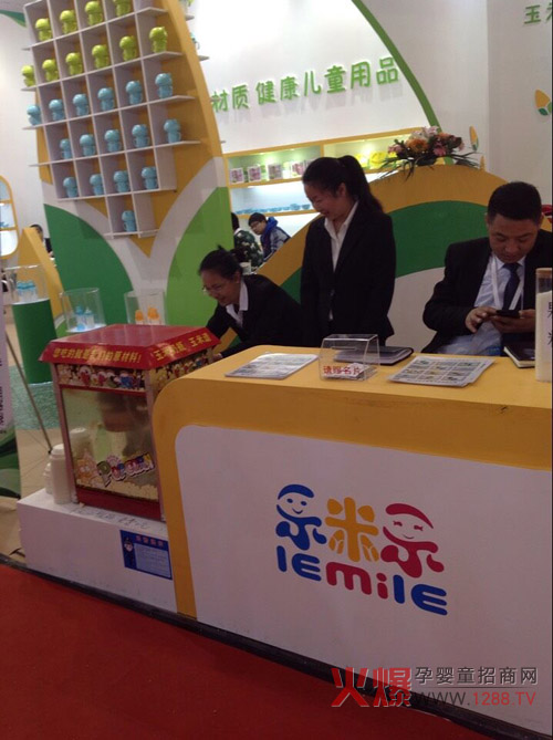 扫二维码吃爆米花 乐米乐儿童餐具京正北京展