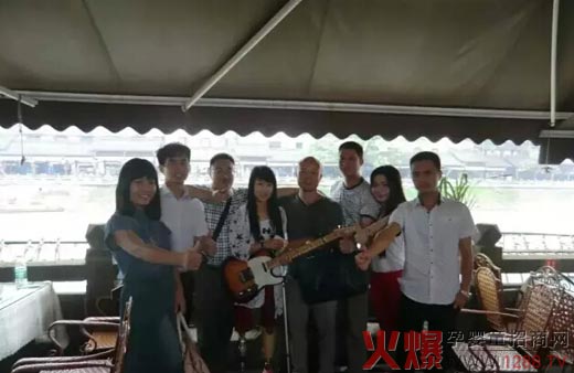 莎浓羊奶专卖店赴成都学习 巧遇用歌声传递正