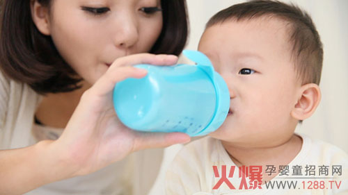 夏天如何给宝宝防暑降温?-婴幼百科-火爆孕婴