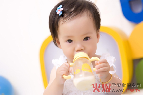 哺喂小知识:宝宝奶粉如何更换?-婴幼百科-火爆