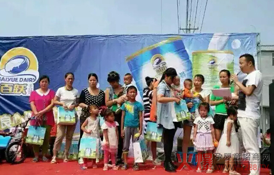 百跃婴幼儿羊奶粉走进阜南 路演宣传人气爆棚