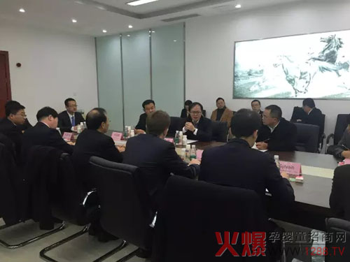 新希望乳业产业链上游战略签署仪式在郫县新厂