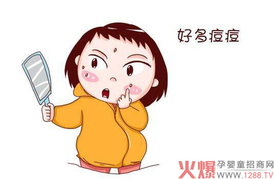 怀孕后,孕妇会出现各种各样的肌肤问题,面对以下最为常见的肌肤问题,准妈妈们该如何护理呢? 一、怀孕期间常见的皮肤问题 1、粉刺和青春痘 由于荷尔蒙的大量变化,怀孕期间孕妇的脸部常会出现粉刺或是青春痘。也有人说只要是怀了男宝宝,脸部皮肤就会比较差。 2、皮肤出现暗沉 孕妇脸上除了会有青春痘的问题之外,暗沉也是常见的问题。你会发现自己的嘴角、双颊色泽变得很深,很像没洗乾净的感觉。 很多孕妇都有黑斑问题。 3、黄褐色的斑点 有时候荷尔蒙也会导致你的脸部出现黄褐色的斑点,尤其是脸颊、下巴和额头。因此,如果你曝晒