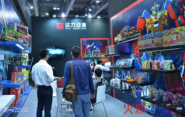 热门动漫IP亮相2017广州玩具展 coser、玩偶齐