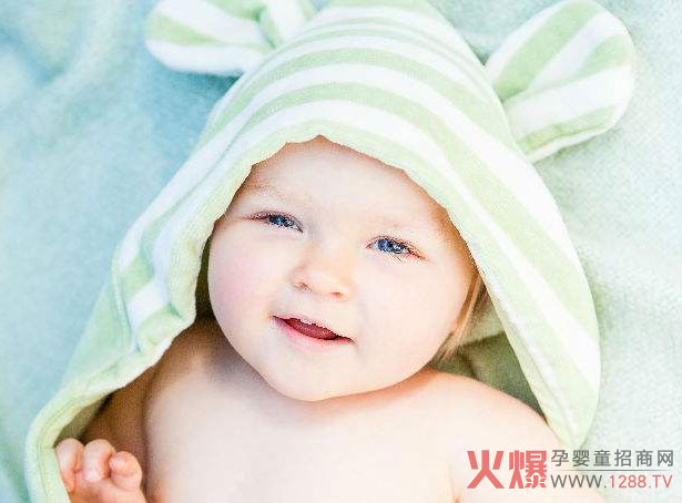 6个简单实用婴童护理小窍门,宝妈带娃事半功倍,一起来看看吧。 1、给宝宝喂奶时垫个枕头 给宝宝喂奶的时候,每次需要的时间要十几分钟,妈妈一直抱着胳膊肯定会很累。给宝宝的胳膊底下放一个枕头,给一点支撑,让妈妈喂奶时不怕手发酸。给宝宝垫个枕头喂奶,头部比较高,也可以防止宝宝吐奶。 2、乳头皲裂试试小办法 可以试试将亚麻油涂在乳头上,这样做的好处是即使宝宝吃进去也不会给他来伤害,效果也不错,基本上两三天就好了。 3、妈妈奶水不够时要多喝水 妈妈母乳不够的时候,除了多喝汤,补充奶水,还可以多吃点水果,多喝水。