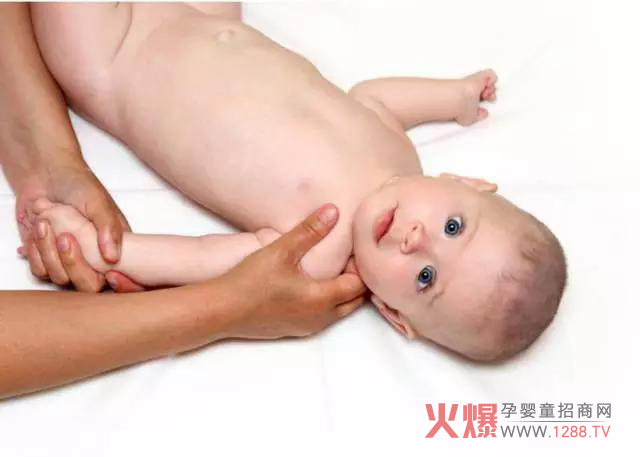 正文 4)腹部:腹部的按摩能够缓解宝宝胃部不适,结肠胀气,促进宝宝的_图解大全 什么是婴儿抚触? 婴儿抚触又被称为婴儿按摩,是一种医疗方法,是经过科学指导有技巧地针对宝宝的抚触。人体对外界的感受来源于皮肤,而婴儿正处在脑部发育的重要时期,因此家长为宝宝适量的按摩将刺激其神经发育,有利于他的智力开发。通过抚触者双手对宝宝的皮肤和相关部位进行有次序、有手法技巧的抚摩,让大量温和的良好刺 激通过皮肤的感受器传到中枢神经系统,并产生生理效应,促进婴儿的健康发展、促进婴儿体重的增长及免疫能力提高。 怎样做婴儿抚触? 前期准备 1)婴儿抚触最好每天坚持,并且最好在固定的时间段做。给宝宝做抚触之