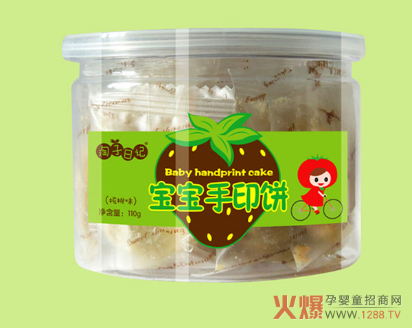 妈妈给宝宝挑选小零食,食材、加工,是否添加......等等这些都在考量范围之内,不符合国家规定PASS,成分不安全PASS,太甜了可能会导致宝宝蛀牙也要PASS.....,当妈的一颗心啊!只想给宝宝最好的!今天火爆孕婴童网就为宝妈们介绍一款宝宝小零食淘子日记宝宝手印饼! 淘子日记宝宝手印饼,一款百搭甜品,宝宝舌尖上的美味,更是来自多可食品浓浓的爱! 樟树市多可食品有限公司在制作这款饼干之时选材不将就,由浓香的黄油搭配新鲜鸡蛋并加入全脂奶粉、巴旦木粉等优质食材纯手工精制而成,满满的奶香与巴旦木丰富