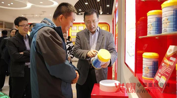 国家食药监管总局领导一行莅临和氏乳业集团调