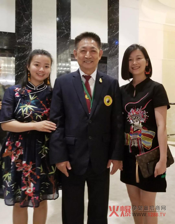 瑤愈與泰國中醫師總會(huì )林會(huì )長(cháng)合影留念.jpg 瑤愈與泰國中醫師總會(huì )林會(huì )長(cháng)合影留念.jpg
