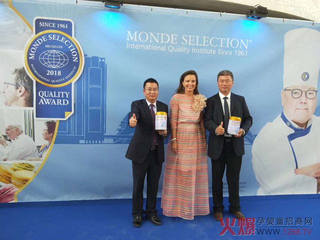 宜品旗下獲獎品牌團隊負責人與大會(huì )主席帕特里克(中)等在大會(huì )現場(chǎng)合影.jpg 宜品旗下獲獎品牌團隊負責人與大會(huì )主席帕特里克(中)等在大會(huì )現場(chǎng)合影.jpg