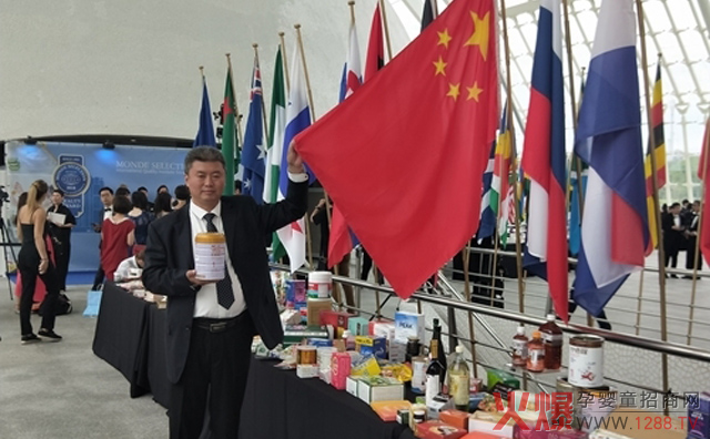 宜品乳業(yè)集團董事長(cháng)牟善波在大會(huì )現場(chǎng).jpg 宜品乳業(yè)集團董事長(cháng)牟善波在大會(huì )現場(chǎng).jpg