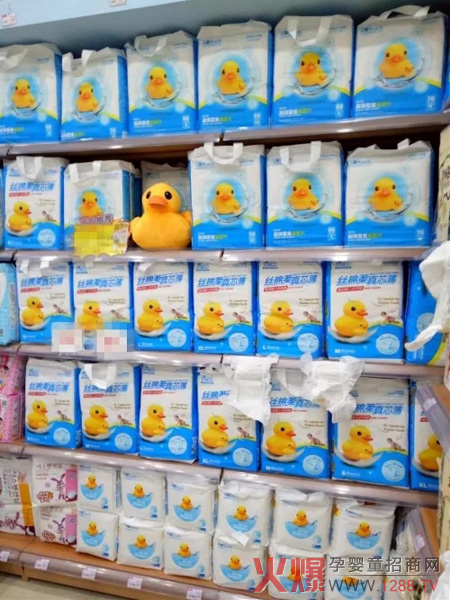 終端門店的大黃鴨紙尿褲.jpg 終端門店的大黃鴨紙尿褲.jpg