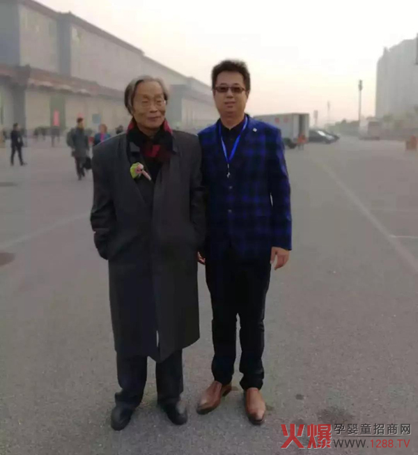 雨桐国际董事长周树成先生与中国社会科学院工业经济研究所研究室主任陈乃醒院士合影.jpg 雨桐国际董事长周树成先生与中国社会科学院工业经济研究所研究室主任陈乃醒院士合影.jpg