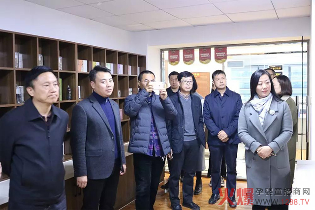 科技局领导一行参观研究所.jpg