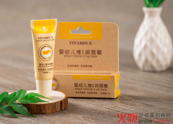 小貝樂(lè )維E潤唇蜜.jpg 小貝樂(lè )維E潤唇蜜.jpg
