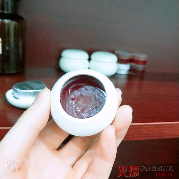 佑童小儿推拿-紫云膏-小罐装.jpg 佑童小儿推拿-紫云膏-小罐装.jpg