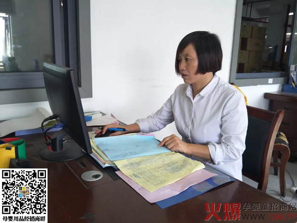 【欧比佳乳业人的一天】仓库管理员罗红莲2.jpg