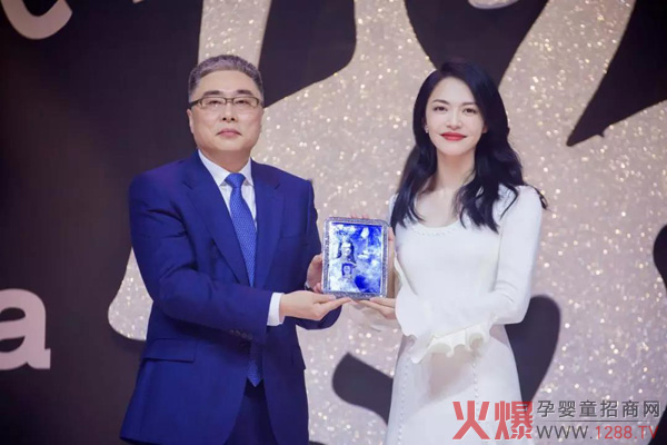 雅士利国际总裁张平与姚晨合照.jpg 雅士利国际总裁张平与姚晨合照.jpg