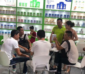  魯貝比輔食展會現(xiàn)4