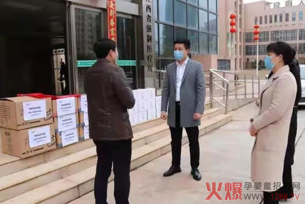 和天然“守護天使”捐助江西榮軍抗疫援鄂醫療隊乳酸菌物資.jpg 和天然“守護天使”捐助江西榮軍抗疫援鄂醫療隊乳酸菌物資.jpg